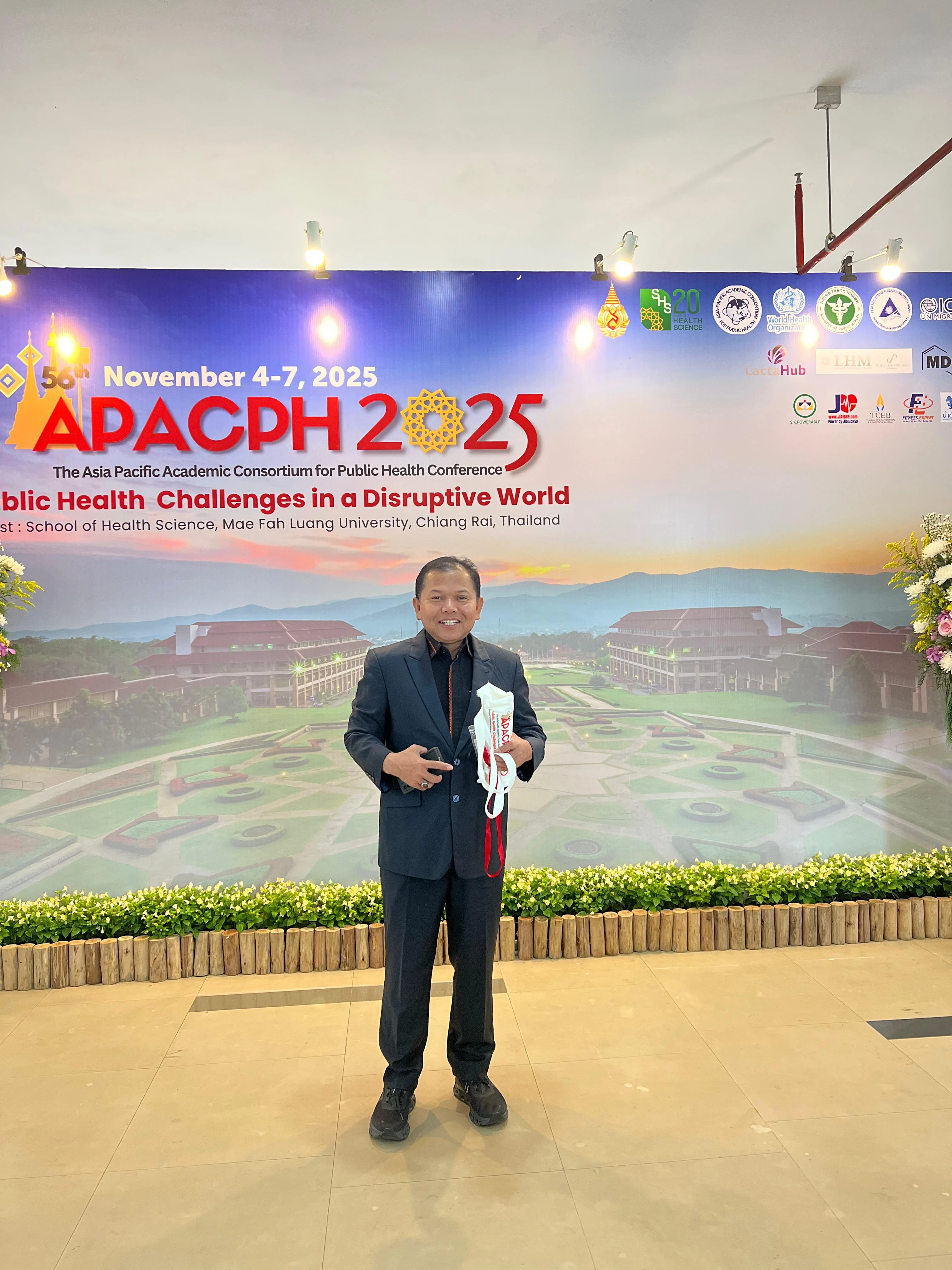 Dekan FKM Unhas, Prof. Sukri Palutturi, saat menghadiri APACPH 2025 di Mae Fah Luang University, Chiang Rai, Thailand, di mana ia mempresentasikan gagasan kota ramah lansia untuk Makassar.
